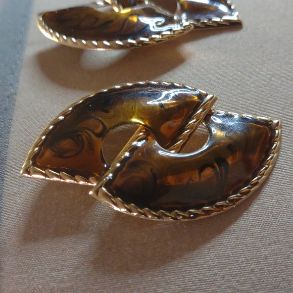 Vintage Brown Goldtone graphic earrings - Picture 2 of 4